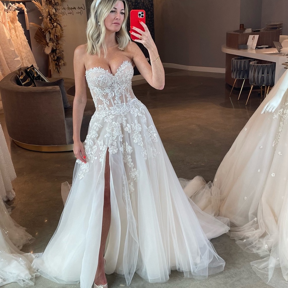 Galia Lahav
Almaz (customized gown)
Size 2 - Picture 7 of 10